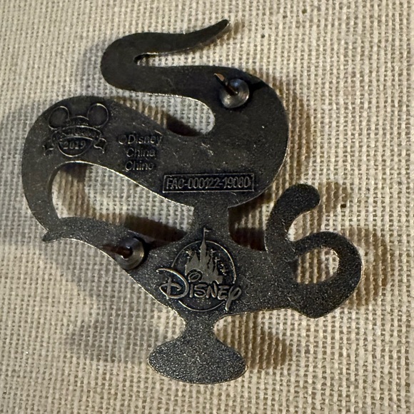 Aladdin Magic Lamp Pin - Picture 2 of 2